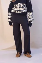 Pantalón de tiro alto con corte recto y silueta amplia, confeccionado en tejido suave y liviano con cintura elástica.