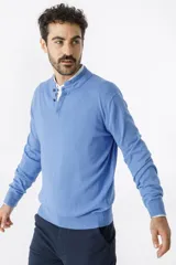 Sweater celeste de algodón y cashmere, con cuello mao abotonado.