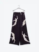 Pantalón palazzo negro con estampado de sirenas en color beige.