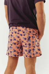 Short de baño azul con franjas horizontales en celeste y azul claro. Cuenta con cintura elástica ajustable con cordón, dos bolsillos laterales y uno trasero.