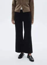 Pantalón culotte crop de tiro alto confeccionado en tejido de pana de mezcla de algodón, con cierre de cremallera y botón, trabillas para cinto y bolsillos de parche delanteros y traseros.