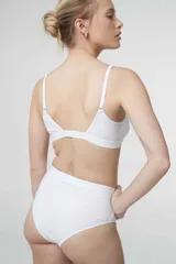 Bralette de algodón con escote redondo, breteles finos ajustables y banda elástica inferior. Diseño sin aros con copas removibles.