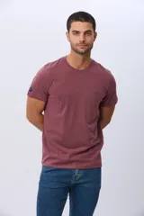 Remera básica de manga corta con cuello redondo, confeccionada en tejido de algodón. Presenta un pequeño logo bordado en el pecho.