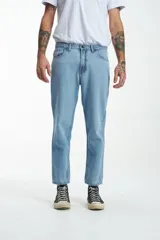 Pantalón de jean celeste, corte recto, con bolsillos delanteros y traseros.