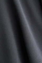 Top strapless de punto con escote recto y diseño ajustado en el torso que se abre en un peplum acampanado en la cintura.