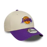 Gorra New Era 9FORTY de los LA Lakers, color beige con visera púrpura y logo del equipo bordado en el frente.