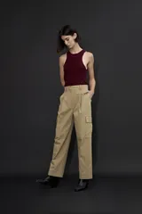 Pantalón cargo color caqui, de corte recto, con pinzas en la cintura, bolsillos laterales tipo cargo con solapa y bolsillos traseros.