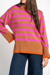 Sweater de punto con diseño de rayas horizontales en azul y rojo, cuello redondo y puños con terminación en color marrón.