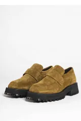 Mocasines de gamuza color tostado, con suela gruesa negra de goma con plataforma y diseño track.