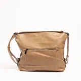 Cartera tipo bandolera color marrón claro, confeccionada en cuero sintético con textura. Tiene correa ajustable, cierre superior y bolsillo frontal con cierre.