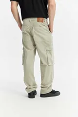 Jean cargo de algodón con calce suelto, color negro lavado con efecto desgastado, con múltiples bolsillos utilitarios en los laterales.