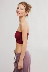 Top bandeau de punto acanalado color blanco, sin tirantes, de corte ajustado y corto.