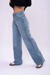 Pantalón de jean estilo wide leg con tiro alto, corte recto y relajado, confeccionado en denim de tono azul medio.