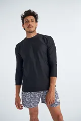 Remera de lycra azul marino de manga larga, ideal para protegerse del sol.