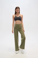 Pantalon deportivo de corte recto y tiro alto, color verde oliva, con costuras frontales verticales que estilizan la silueta.