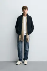 Chaqueta regular fit de tejido técnico interlock de algodón elástico, color azul marino. Presenta cuello subido, manga larga, bolsillos de vivo en la cadera, acabados en rib y cierre frontal con cremallera.