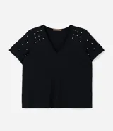 Blusa negra de algodón con escote en V y manga corta. Presenta aplicaciones de strass en la zona de los hombros y parte superior de las mangas.