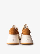 Zapatillas Converse Run Star Crush Ox de diseño contemporáneo y plataforma alta con suela track. Confeccionadas con exterior de textura símil pelo en color marrón y suela blanca con detalles en tono caramelo.