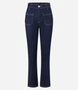 Pantalón de jean azul oscuro, de corte recto y tiro medio. Presenta bolsillos delanteros con costuras contrastantes y cierre frontal con botón y cremallera.