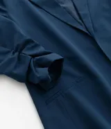 Blazer alargado azul marino de crepé, sin cierre, con solapas y mangas fruncidas.