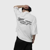 Remera blanca de corte oversize con estampado gráfico en la espalda que incluye el logo y texto de la marca Venefo Industries.