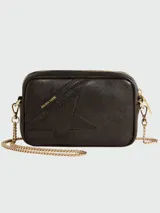 Cartera crossbody de cuero negro con diseño rectangular, cierre superior y correa de cadena dorada. Presenta el detalle de una estrella característica de la marca grabada en el frente.