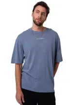 Remera de manga corta Caterpillar de corte relajado, color gris con efecto melange y cuello redondo. Cuenta con un sutil logotipo bordado en el pecho.