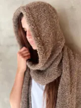 Bufanda con capucha tejida de lana color marrón.