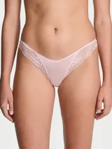 Bombacha estilo tanga de tiro alto, color rosado, confeccionada en textura sedosa con detalles de encaje floral en los laterales.