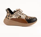 Championes de diseño artesanal con estampado animal print, detalles en cuero metalizado dorado, cuero marrón y puntera negra. Presenta suela de plataforma en color tostado y cordones al tono.