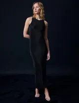 Vestido midi negro de satén plisado, con escote redondo y tajo lateral.