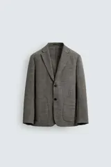 Blazer regular fit confeccionado en mezcla de lana y lino, con diseño de pata de gallo en tonos marrones y grises. Cuenta con cuello de solapas de muesca, cierre frontal de dos botones, bolsillos de plastrón en la cadera y bolsillo de vivo en el pecho.