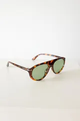 Lentes de sol con armazón de diseño aviador en estampado carey y cristales oscuros con protección UV400.