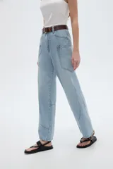 Pantalón jean de tiro alto, corte recto y color negro con efecto acid wash. Presenta bolsillos cargo laterales y bolsillos delanteros clásicos.