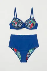 Conjunto de bikini combinado en negro y mostaza, compuesto por un corpiño con aros y breteles finos, y una bombacha de tiro medio con detalles en contraste.