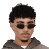 Lentes de sol con marco metálico plateado y cristales oscuros de forma geométrica. Diseño moderno y minimalista con protección UV400.