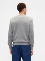 Buzo de punto con cuello en V, manga larga y puños y ruedo acanalados.