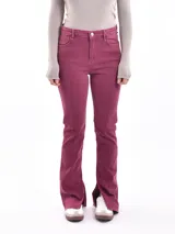 Pantalón de jean color borgoña, de corte ajustado con aberturas en el ruedo.