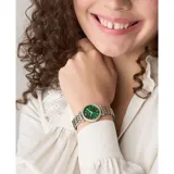 Reloj Fossil para mujer, modelo Carlie, con caja redonda dorada con borde de strass, esfera verde con agujas doradas y números romanos en dorado a las 12 y a las 6. La pulsera es de acero inoxidable combinada en plateado y dorado.