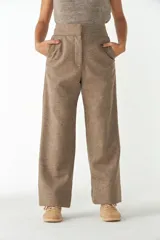 Pantalón de tiro alto y pierna recta color marrón, con bolsillos laterales y presillas para cinto.