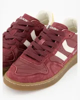 Championes Coolway modelo Goal Deep Rouge, confeccionados en gamuza y cuero premium en tono bordó, con paneles en contraste blancos y talón en amarillo claro y marrón. Presentan suela de goma flexible y diseño retro-sport urbano.