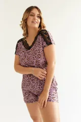 Conjunto de pijama color rosa con estampado de leopardos, detalles de encaje rojo en el escote y mangas de la remera y en el ruedo del short.