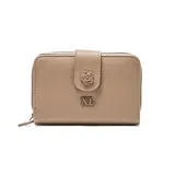 Billetera de tamaño mediano confeccionada en material símil cuero con textura granulada. Presenta un cierre perimetral y una solapa frontal con broche a presión decorada con una flor en relieve y el logo metálico de la marca.