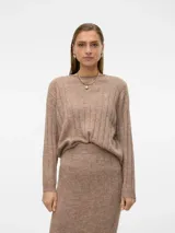 Sweater de punto grueso con diseño acanalado vertical, cuello redondo y mangas largas con puños ajustados.