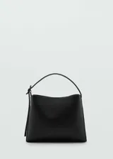 Bolso de mano tipo shopper de tamaño pequeño, confeccionado en poliuretano con acabado liso. Presenta un diseño estructurado con asa corta ajustable, cierre de imán interior y detalle de hebilla decorativa lateral.