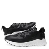 Championes negros con detalles en gris y blanco, con suela blanca y cordones negros.