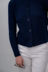 Cardigan marrón claro de punto con cuello redondo y cierre frontal con botones.