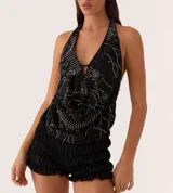 Top negro con escote halter, bordado con lentejuelas y cuentas.