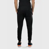 Pantalón deportivo negro de hombre, estilo jogging, con puños ajustados en los tobillos y cordón regulable en la cintura.
