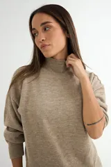 Conjunto de dos piezas compuesto por un sweater de cuello alto con aberturas laterales en el ruedo y un pantalón de corte recto y holgado, ambos confeccionados en tejido de punto suave.